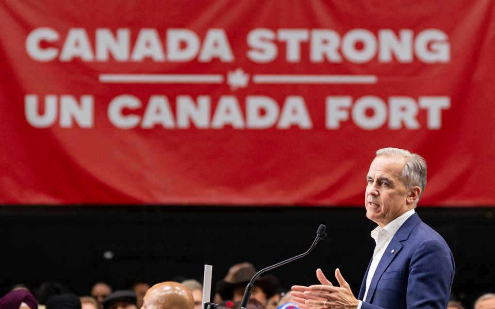 De Canadese premier en leider van de Liberale Partij Mark Carney, die de peilingen aanvoert, spreekt woensdag in Surrey in de provincie British Columbia zijn aanhang toe. beeld AFP, Rich Lam