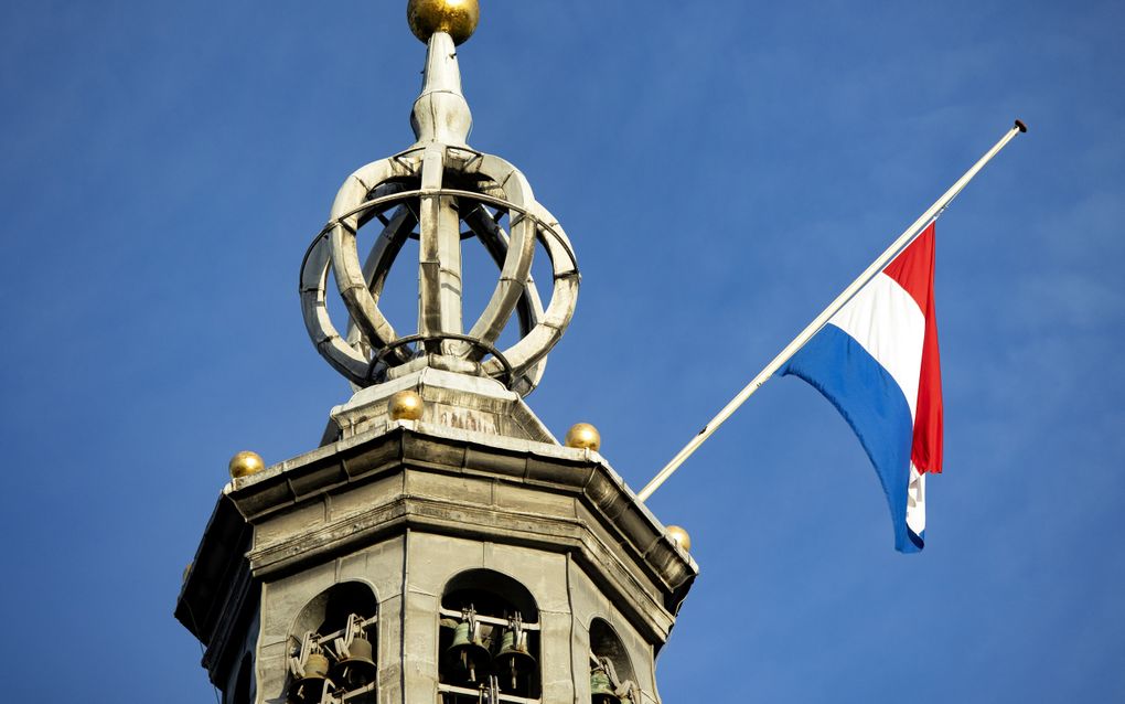 Een vlag hangt halfstok op de dag van de Nationale Dodenherdenking. beeld ANP, Ramon van Flymen