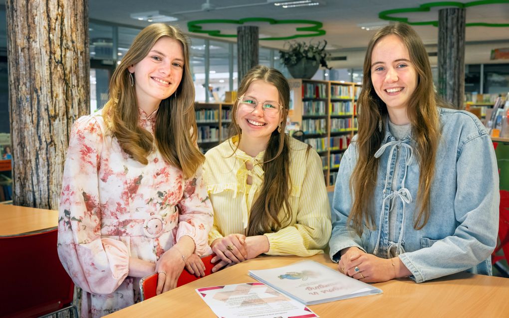 VLC-leerlingen Bartine Kruijmer, Elza Baan en Stefanie Kemp (v.l.n.r.) uit vwo 6 winnen een prijs met hun profielwerkstuk. beeld Ruben Schipper Fotografie