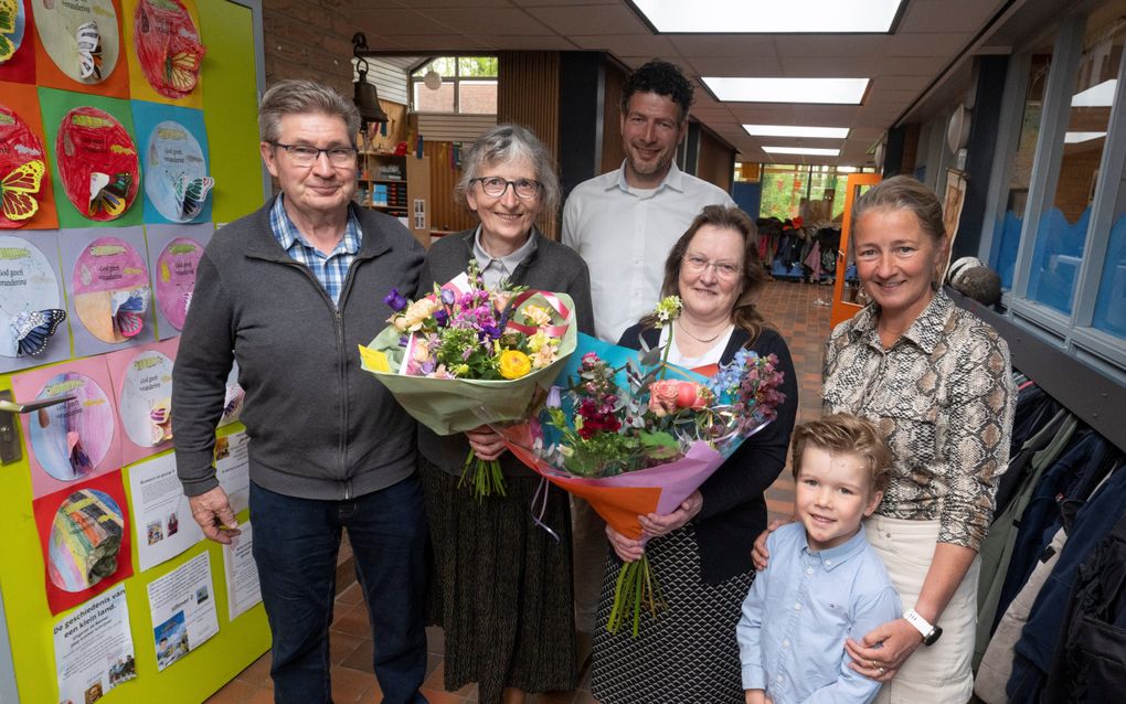 Dick en Gerrie van den Noort (l.) en Irma van den Noort (m.) krijgen een bloemetje van Yvon Ligtenberg en haar zoontje Lodewijk (r.) en directeur Maarten Kamp van de Haarschool. beeld Ruben Meijerink