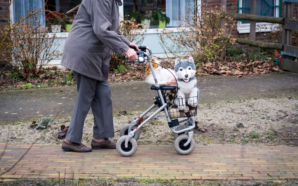 Mensen weten niet altijd hoe ze moeten omgaan met een buurtbewoner met dementie. Alzheimer Nederland biedt er handvatten voor. Uit onderzoek blijkt dat er veel eenzaamheid is onder alleenwonenden die aan dementie lijden. beeld Niek Stam