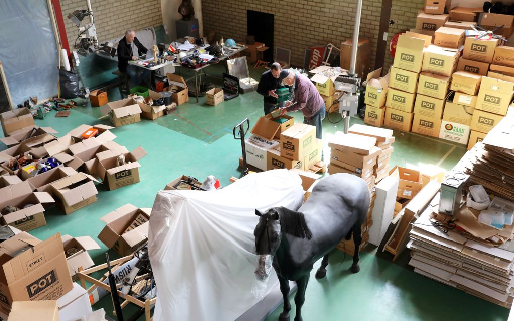 Vrijwilligers selecteren de historische collectie van de Koninklijke Marechaussee. Zo’n 10 procent daarvan ligt nog opgeslagen in de dependance van het voormalige Marechausseemuseum in Buren. De rest wordt bewaard in het Nationaal Militair Museum. beeld Vidiphoto