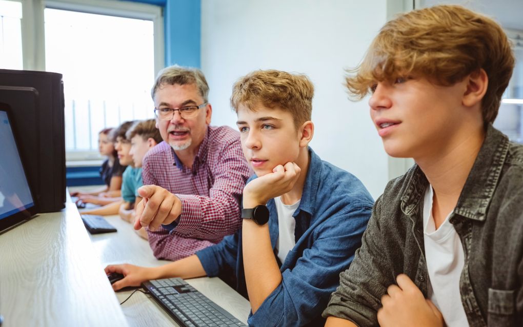 „Leerkrachten hebben als belangrijke taak vertrouwen uit te stralen en voor te leven ten overstaan van hun leerlingen.” beeld Getty Images