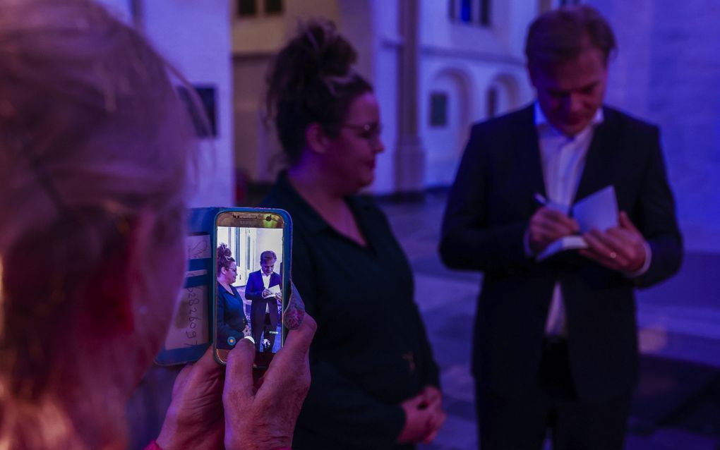 Pieter Omtzigt signeert zijn boek ”Een nieuw sociaal contract” na een lezing in de Bergkerk in Deventer tijdens de campagne voor de Tweede Kamerverkiezingen. beeld ANP, Vincent Jannink