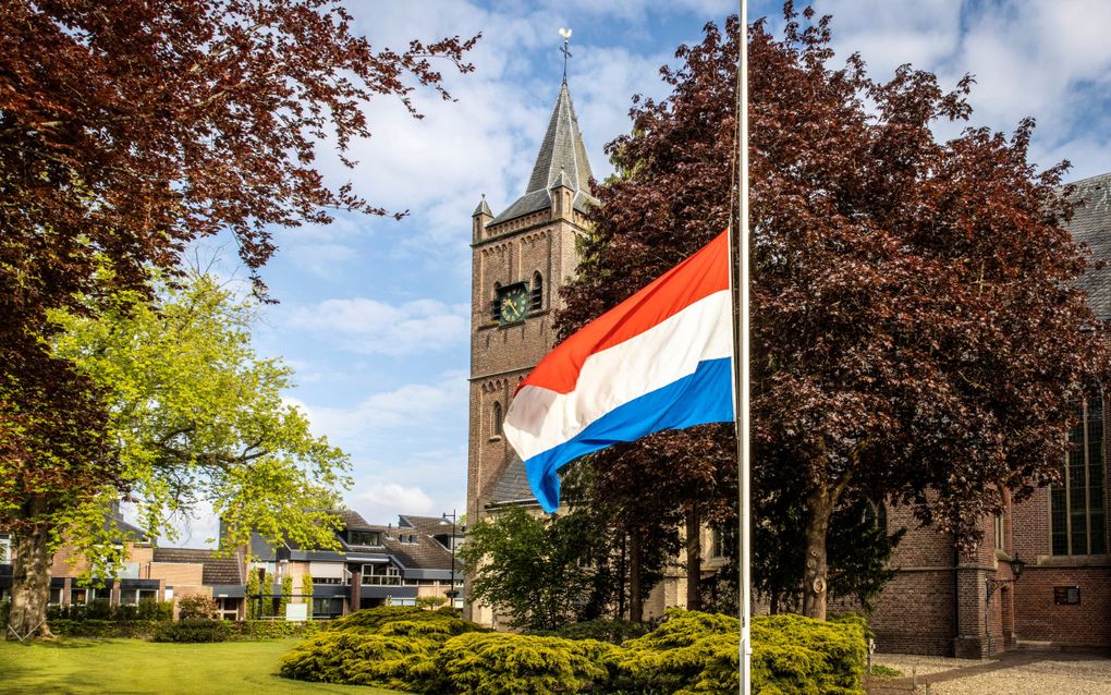 De Nederlandse driekleur halfstok bij de hervormde kerk van Beekbergen op 4 mei 2020. beeld RD, Henk Visscher