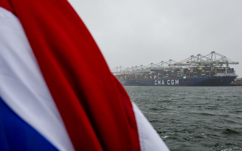 Een containerschip in de Rotterdamse haven. Het Centraal Planbureau verwacht dat de Nederlandse export slechts „beperkt” zal afnemen als gevolg van Trumps handelstarieven. beeld ANP, Sem van der Wal