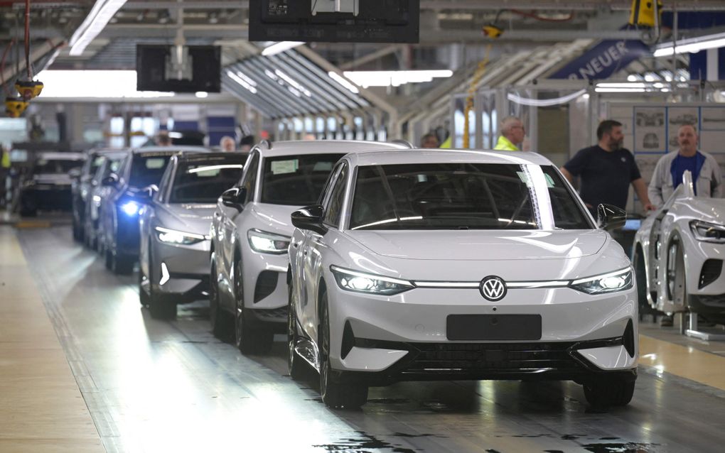 Elektrische auto’s staan op de productielijn van een Volkswagenfabriek in het Noord-Duitse Emden. beeld AFP, Fabian Bimmer