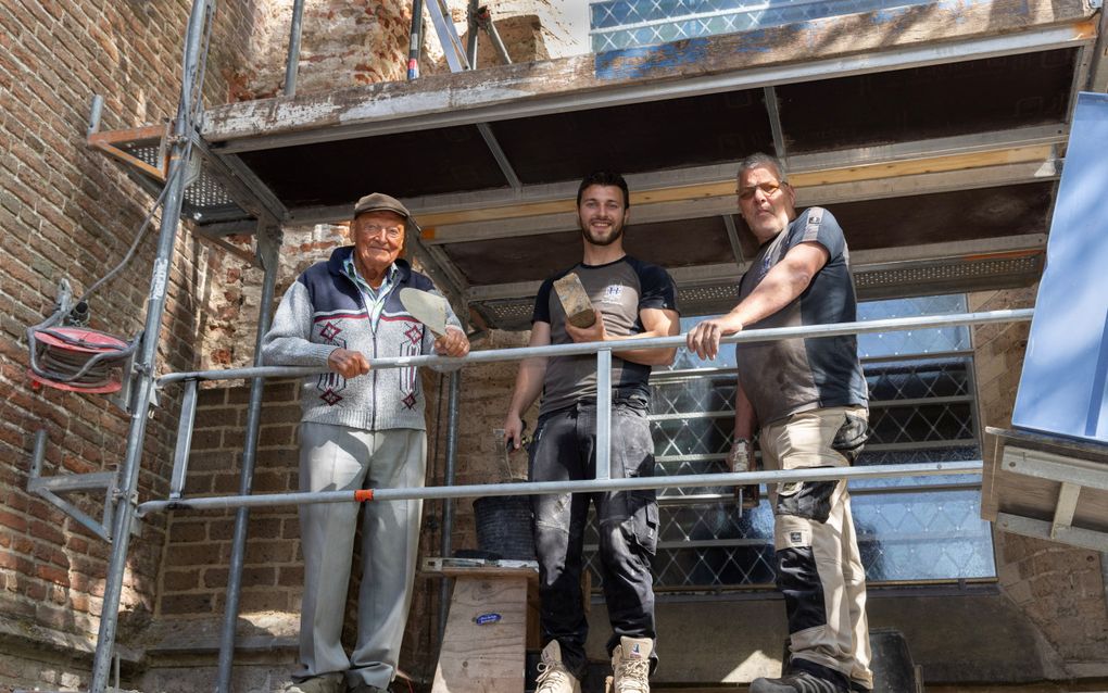 Drie generaties Den Hertog werken als restauratiemetselaar aan het herstel van de Grote Kerk in Loenen aan de Vecht. V.l.n.r.: Chris (89), Chris (25) en Gerard (54). beeld Erik Kottier
