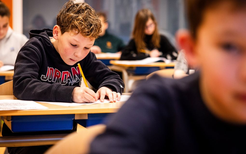 Scholieren tijdens de afname van de doorstroomtoets voor leerlingen van groep 8. beeld ANP, Jeffrey Groeneweg