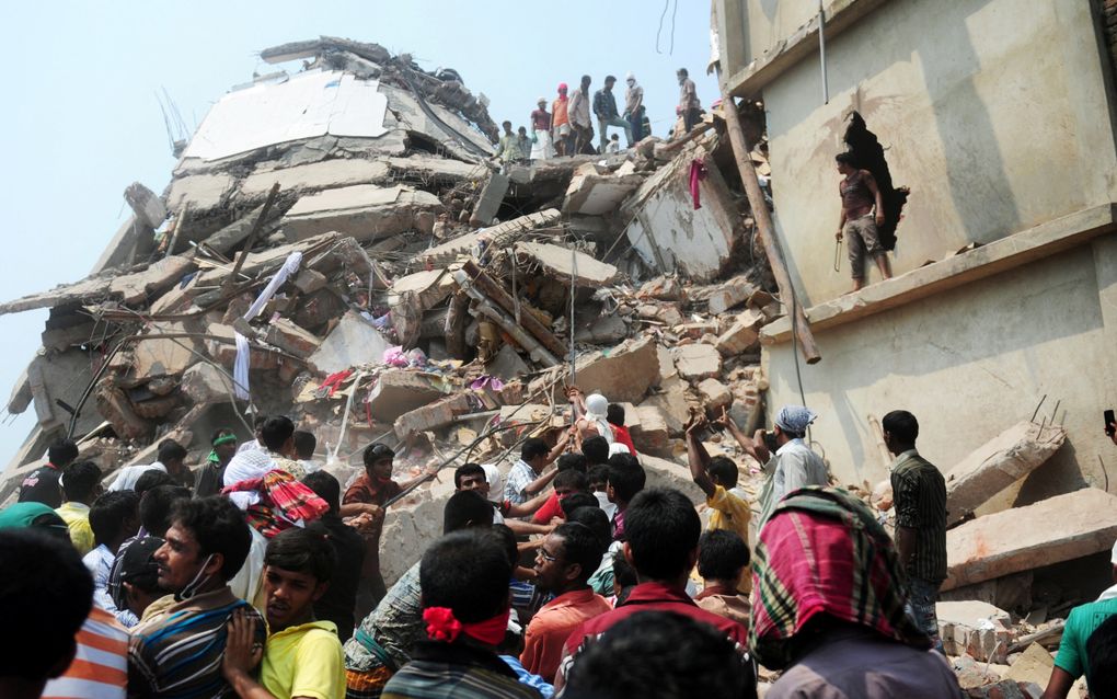 Reddingsoperatie na het instorten van kledingfabriek Rana Plaza in Bangladesh, op 24 april 2013. beeld AFP, Munir Uz Zaman