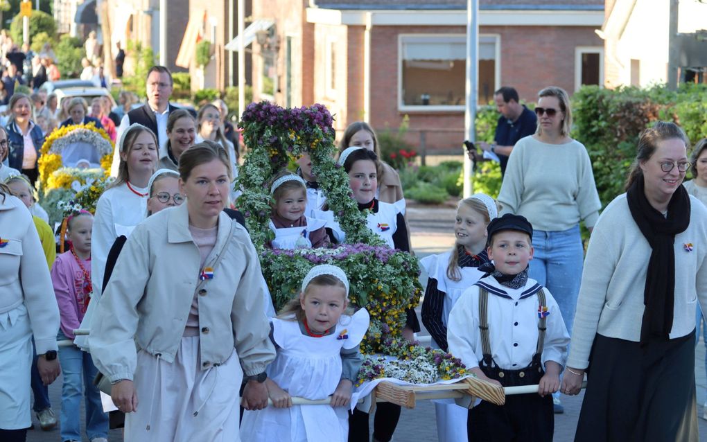 In alle vroegte lopen kinderen door de straten van de Overijsselse stad met een "luie mot". beeld Klaas Timmerman