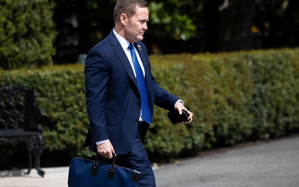 De Amerikaanse nationale veiligheidsadviseur Mike Waltz verlaat het Witte Huis in Washington. beeld EPA, Francis Chung