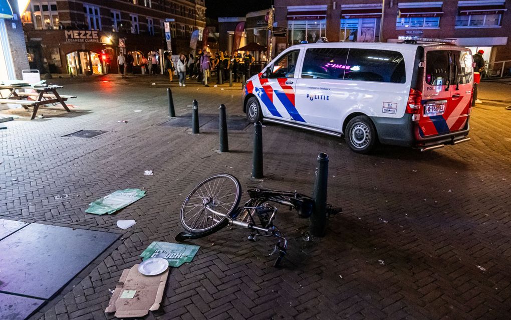 De mobiele eenheid is donderdagavond in Scheveningen in actie gekomen toen honderden jongeren daar in de omgeving van het Kurhaus met elkaar op de vuist gingen. De jongeren keerden zich op een bepaald moment tegen de politie, waarbij zij met onder meer glas en stenen gooiden. De politie zette ook paarden in om de menigte uiteen te drijven. beeld ANP, Owen O’Brien