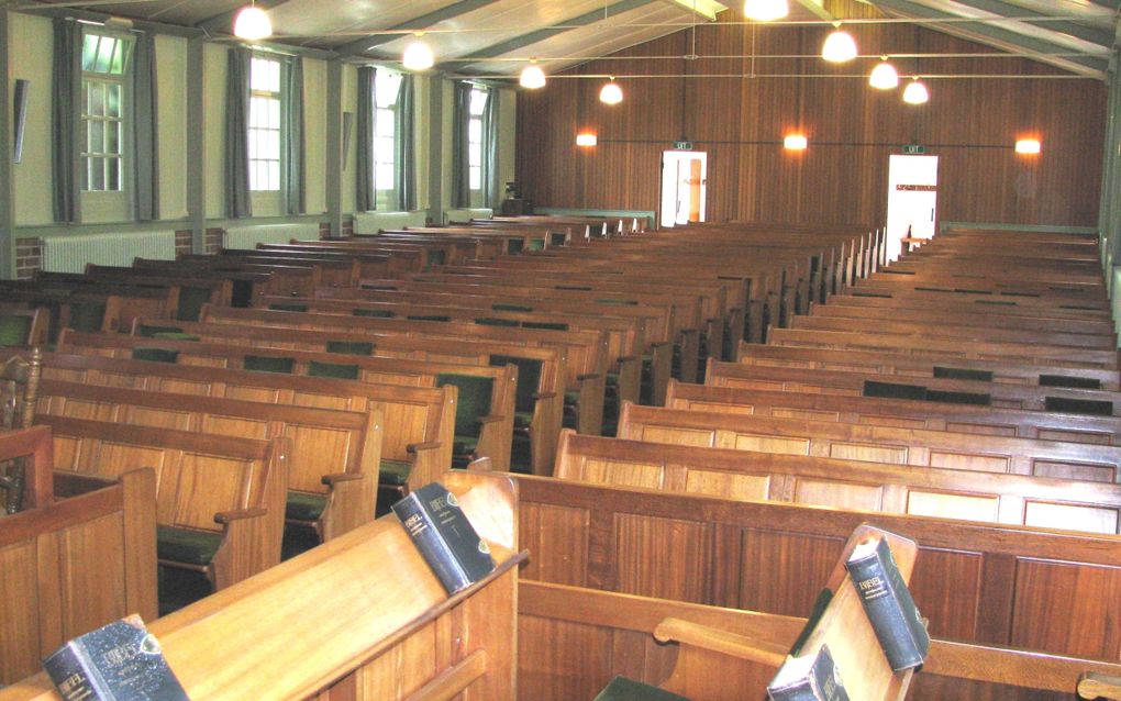 Interieur van het oude kerkgebouw van de oud gereformeerde gemeente in Leersum, waar alleen preken van oudvaders worden gelezen. beeld J.M. Vermeulen