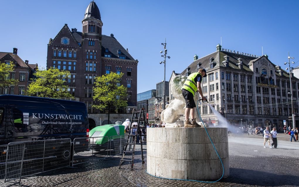 In de aanloop naar de Nationale Herdenking op 4 mei wordt het monument op de Dam in Amsterdam schoongemaakt. beeld ANP, Dingena Mol