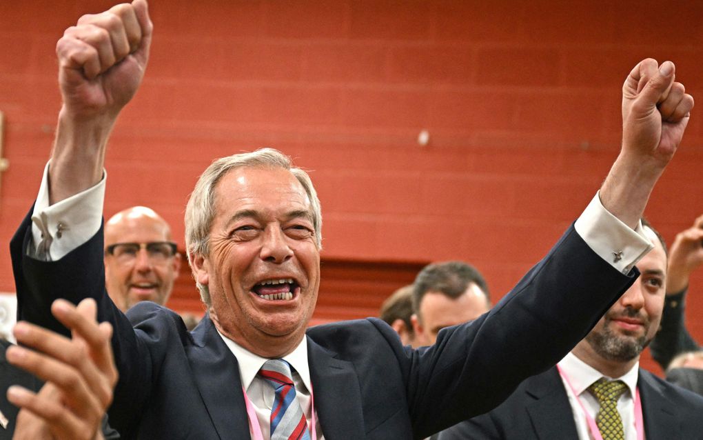 Nigel Farage, de leider van Reform UK, reageert verheugd op de uitslagen. beeld AFP, Oli Scarff