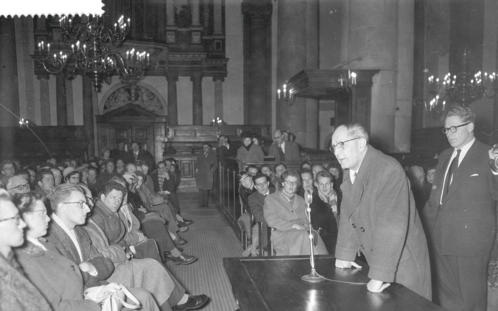 De Duitse predikant Martin Niemöller preekt op 18 juanuari 1959 in de Amsterdamse Westerkerk. De Duitse predikant werd gevolgd door de Binnenlandse Veiligheidsdienst. beeld Nationaal Archief / Anefo, J.D. Noske