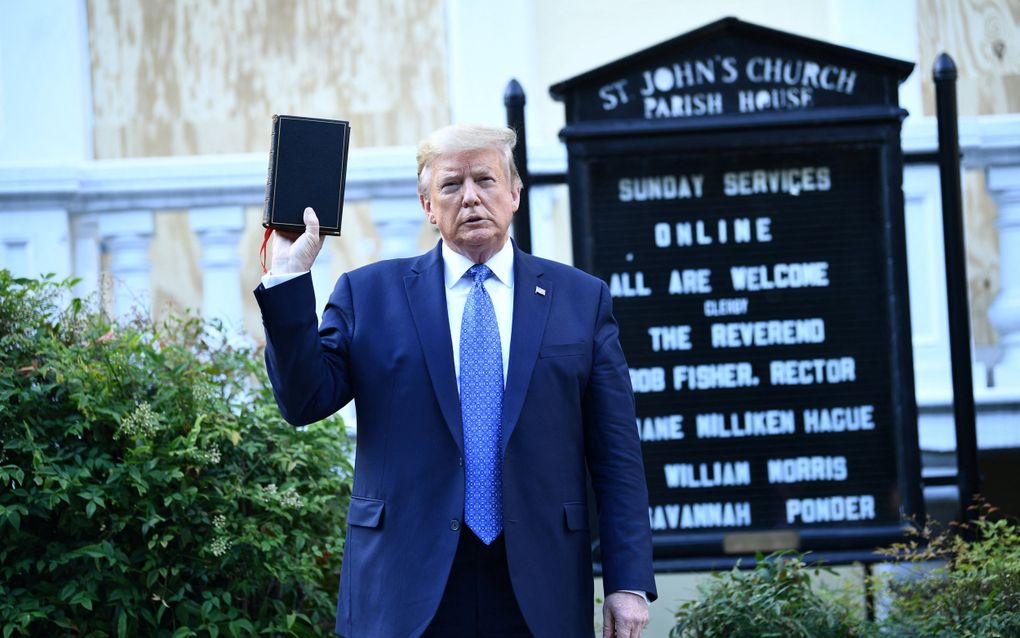 President Trump houdt een Bijbel omhoog – foto uit 2020. beeld AFP, Brendan Smialowski