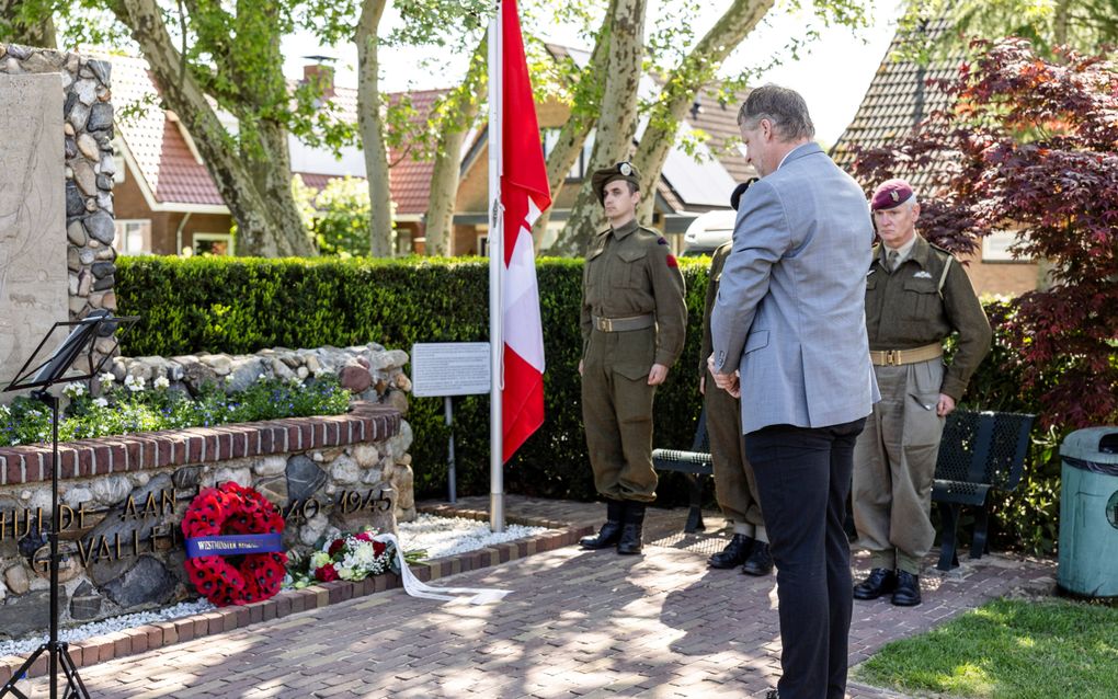 Chris Kloot, loco-burgemeester van Chilliwack, plaatste zaterdagmiddag een krans bij het oorlogsmonument in Voorthuizen. Tientallen Canadezen herdachten daar hun omgekomen volksgenoten. beeld André Dorst