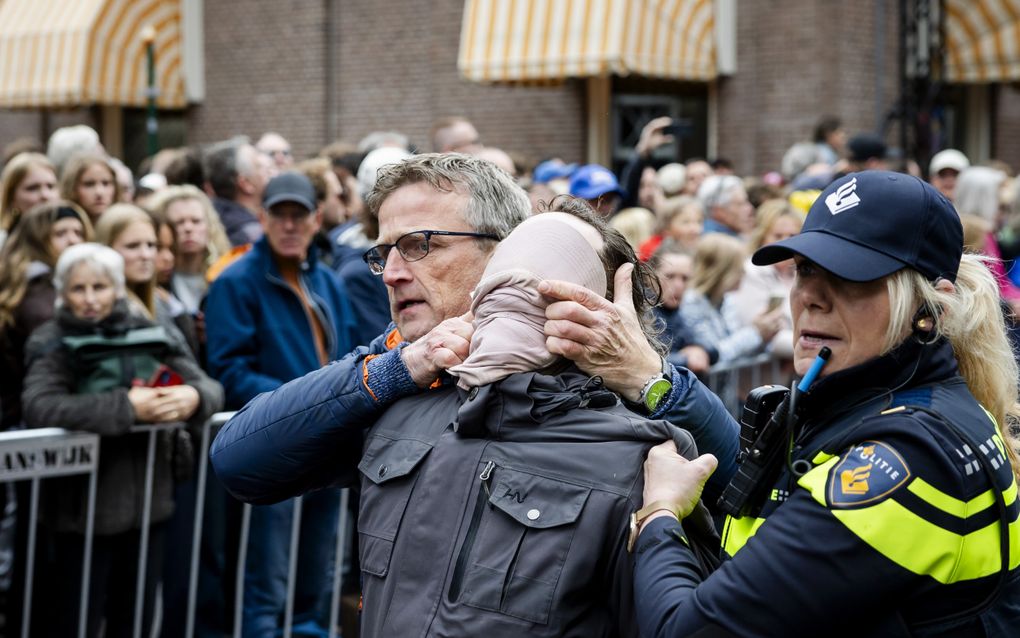 Pro-Palestijnse activisten worden weggevoerd door de politie tijdens de start van de Nationale Viering van de Bevrijding. beeld ANP, SEM VAN DER WAL
