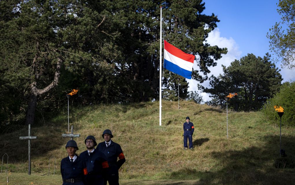 De herdenking op 4 mei op de voormalige fusilladeplaats Waalsdorpervlakte. Onder het luiden van de Bourdonklok lopen mensen in een stoet langs het monument en herdenken zij de slachtoffers van de Tweede Wereldoorlog. beeld ANP, RAMON VAN FLYMEN