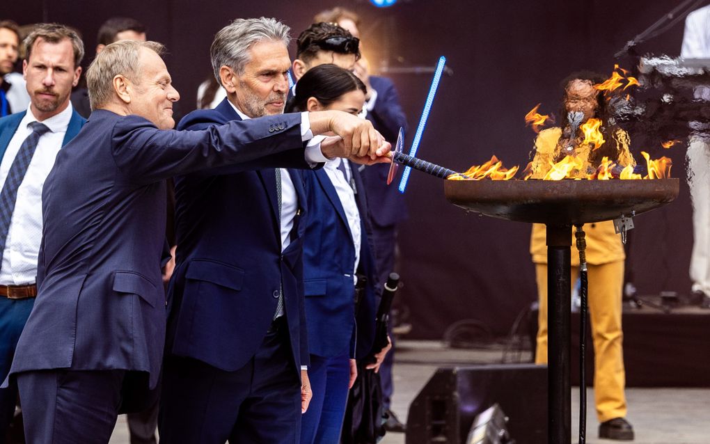 Premier Schoof en zijn Poolse collega Tusk ontstaken maandagmiddag het Bevrijdingsvuur op het Bevrijdingsfestival Wageningen. Het was het startsein voor de activiteiten op Bevrijdingsdag. beeld ANP, Vincent Jannink