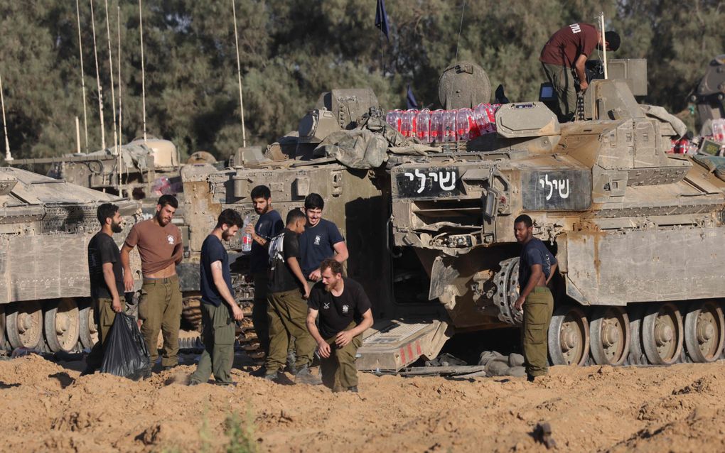 Israëlische troepen nemen positie in aan de grens met de Gazastrook, in afwachting van orders om een nieuw offensief tegen Hamas te beginnen. beeld AFP, Menahem Kahana
