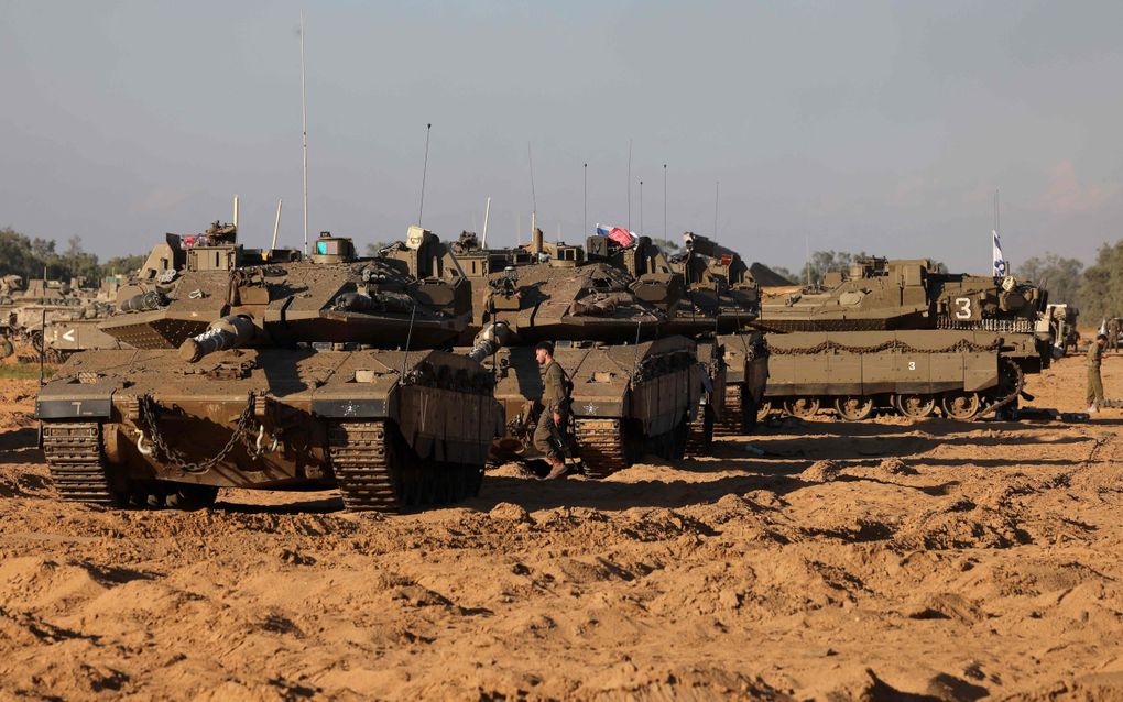 Israëlische tanks staan klaar aan de grens met Gaza om bij een nieuw offensief tegen Hamas te worden ingezet. beeld AFP, Menahem Kahana