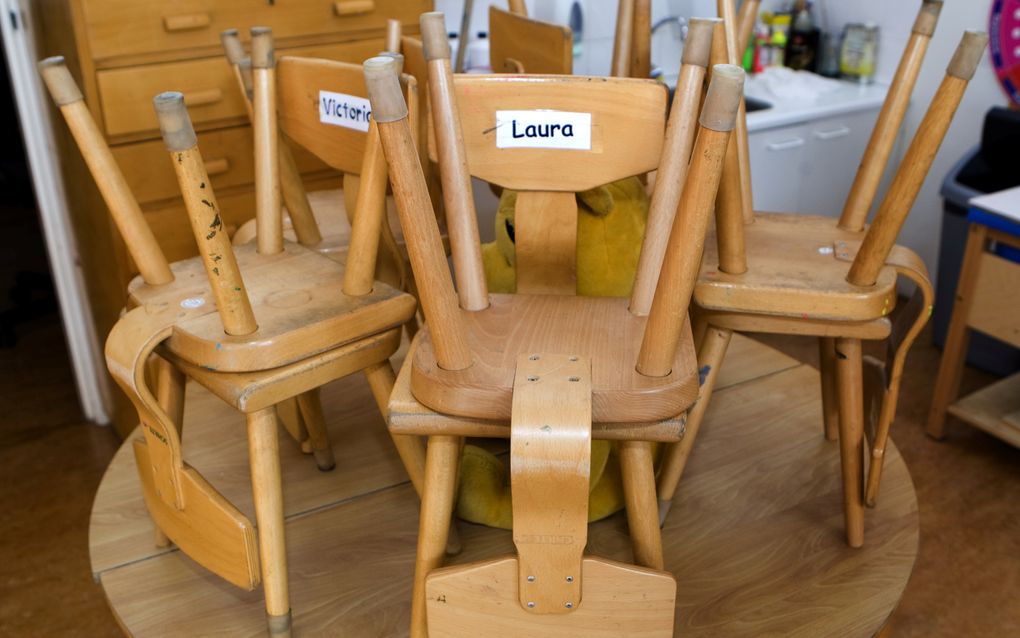 Stoelen op de tafels in een kleuterklas. beeld ANP, Koen Suyk