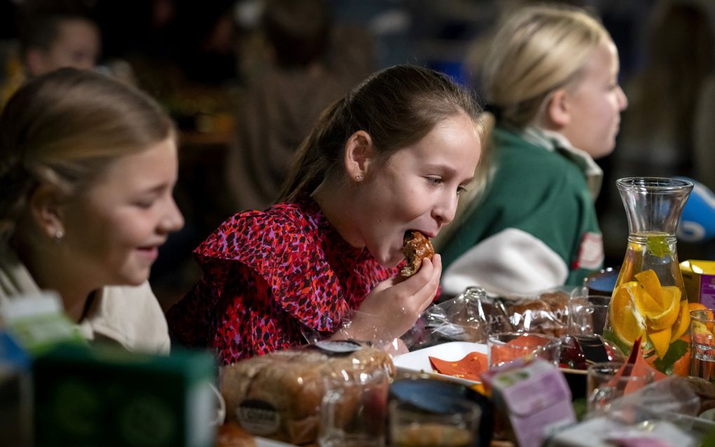 Meisjes die vroeg voor het eerst menstrueren, lopen op latere leeftijd meer risico op onder meer diabetes, overgewicht en hart- en vaatziekten. Foto: basisschoolleerlingen tijdens het Nationaal Schoolontbijt. beeld ANP, Sander Koning