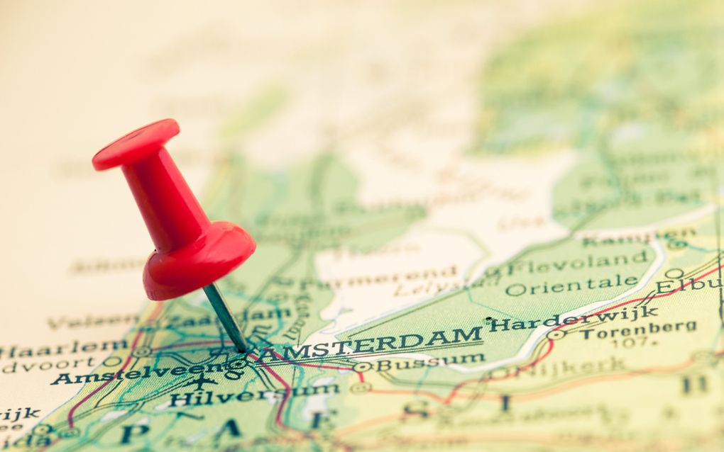 „Wordt het niet de hoogste tijd dat de kerken hun verantwoordelijkheid gaan voelen voor die 23,5 miljoen mensen die niet in hun kerken zitten, maar die ook het Nederlands als taal hebben en volstrekt onbekend zijn met de Statenvertaling en haar taalkleed?” beeld Getty Images