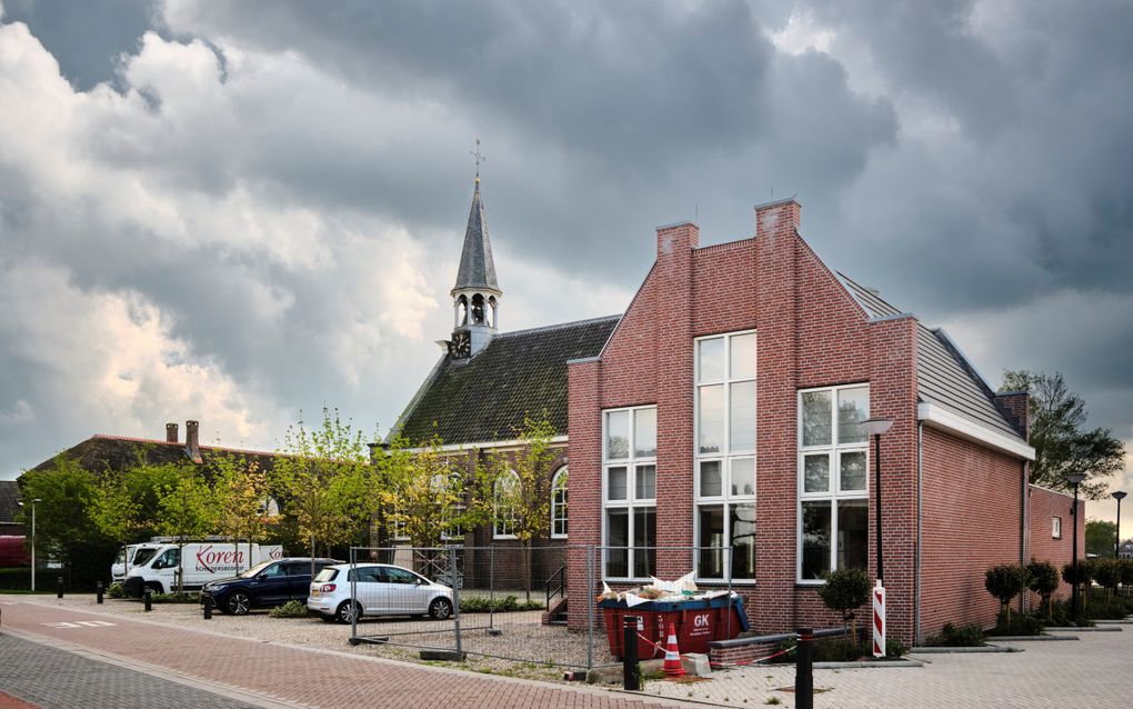 Rechts de nieuwe aanbouw bij de kerk. beeld Fred Libochant Fotografie