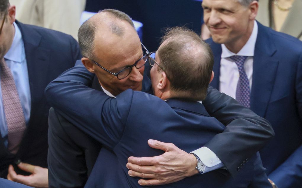 De Duitse minister van Binnenlandse Zaken Alexander Dobrindt (r.) feliciteert de nieuw gekozen Duitse bondskanselier Friedrich Merz in Berlijn. beeld EPA, Hannibal Hanschke