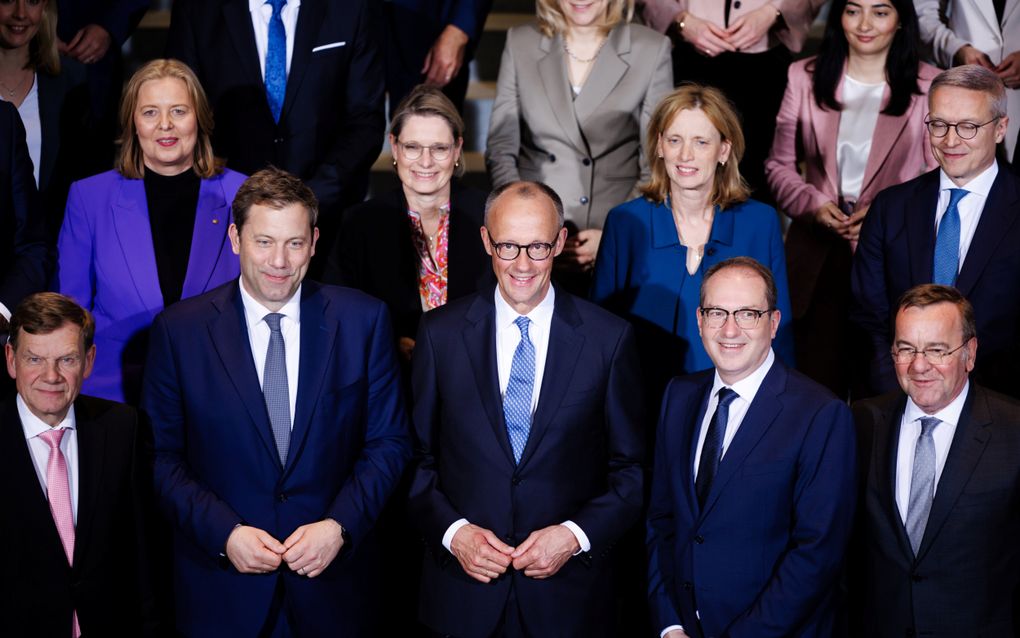 De nieuwe Duitse regering, met in het midden kanselier Friedrich Merz, poseert na afloop van een vergadering in Berlijn voor een groepsfoto. beeld EPA, Clemens Bilan