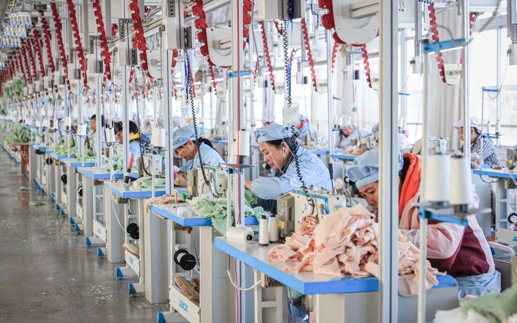 Fabricage van speelgoed –in dit geval teddyberen– in een fabriek in de Chinese provincie Jiangsu. beeld AFP