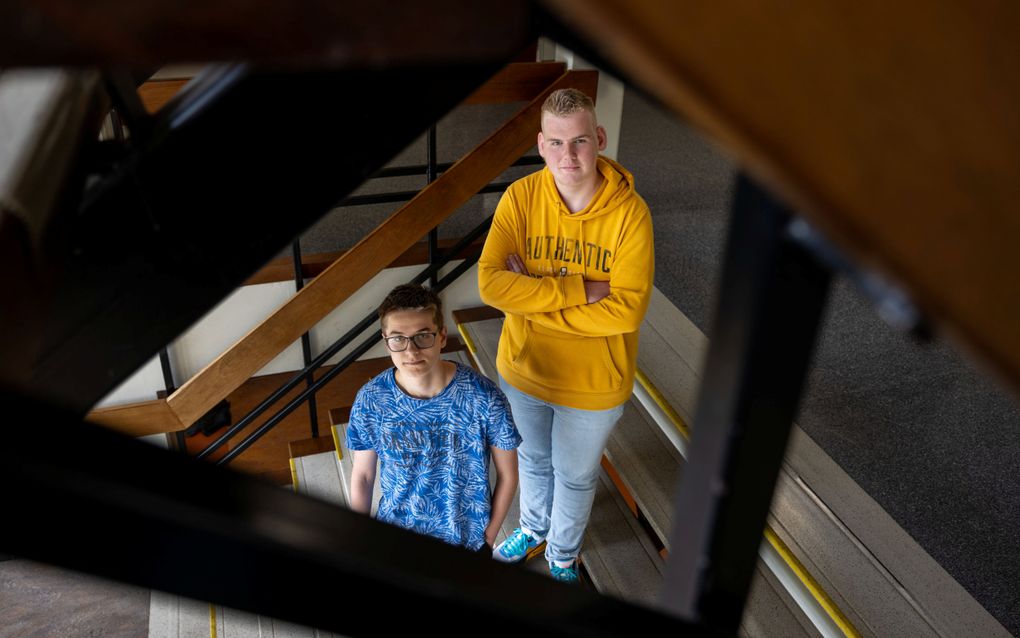 Rik van Eck (links), Jonathan Bart en Jesse Leusink (niet op de foto) onderzoeken de gevolgen die de Eerste Wereldoorlog had op Europa. beeld Freddy Schinkel