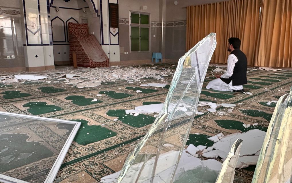 Een man zit in een beschadigd gebouw na Indiase raketaanvallen in Kotli, gelegen in het door Pakistan beheerde Kasjmir. beeld EPA, Sohail Shahzad