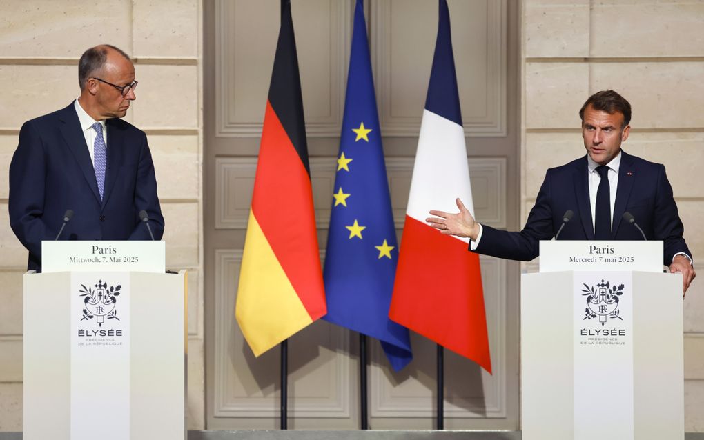 De Duitse bondskanselier Friedrich Merz (l.) en de Franse president Emmanuel Macron woensdag tijdens een gezamenlijke persconferentie in het Élyséepaleis in Parijs. beeld EPA, Ludovic Marin