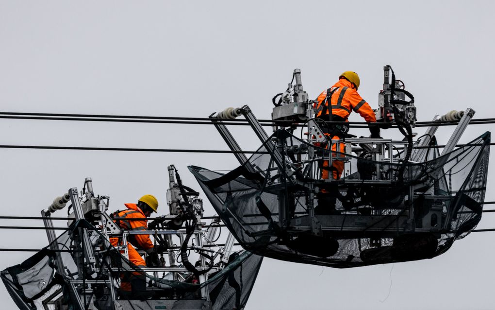 Medewerkers van TenneT werken aan vervanging van elektriciteitskabels. Voor de uitbreiding van de capaciteit van het stroomnet is tot en met 2040 een kostenpost van 195 miljard euro begroot. beeld ANP, Rob Engelaar