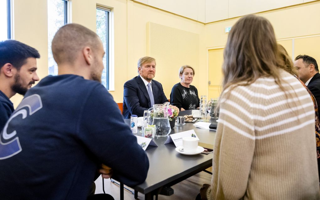 Koning Willem-Alexander praat met arbeidsmigranten tijdens een eerder werkbezoek bij logistiek bedrijf DSV Solutions in Moerdijk. beeld ANP, Sem van der Wal