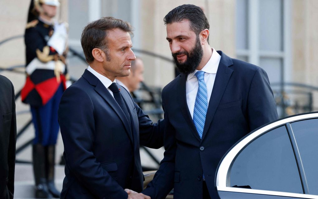 De Franse president Emmanuel Macron (l.) ontvangt zijn Syrische ambtgenoot Ahmed al-Sharaa in Parijs. beeld AFP, Ludovic Marin