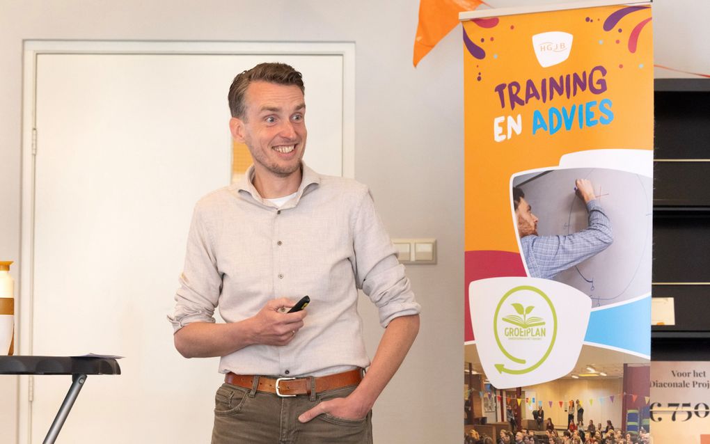 Mediacoach Leenard Kanselaar sprak donderdag voor predikanten over jongeren en sociale media. beeld Erik Kottier