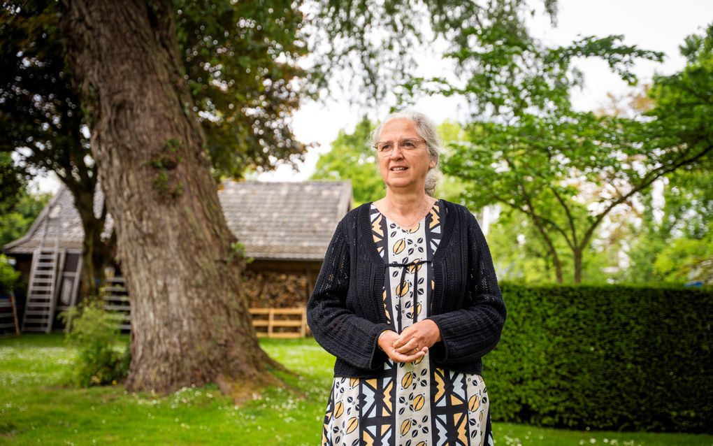 Rineke van Rijn verblijft tijdens haar verlof in Ridderkerk, dicht bij haar thuisgemeente in Hendrik-Ido-Ambacht. „Dat dominee Schot en zijn vrouw mij bezochten in Tsjaad, betekende veel voor me.” beeld Cees van der Wal Fotografie, Rens de Groot