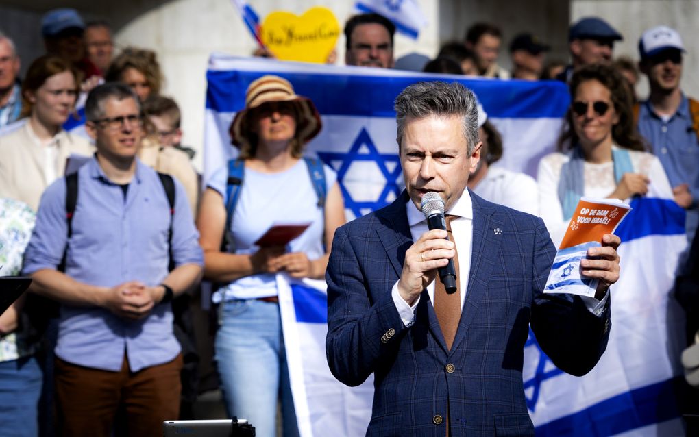 SGP-leider Chris Stoffer vorig jaar tijdens een pro-Israëlactie van de SGP in Amsterdam. beeld ANP, Ramon van Flymen