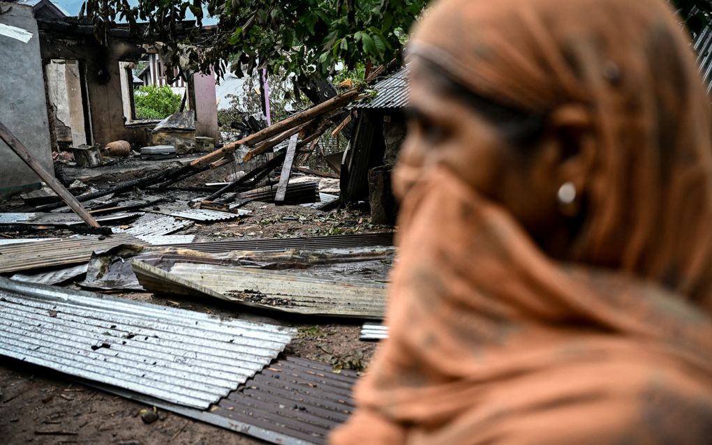 Een Indiase vrouw bij een door Pakistan vernietigde woning. beeld AFP, Sajjad Hussain