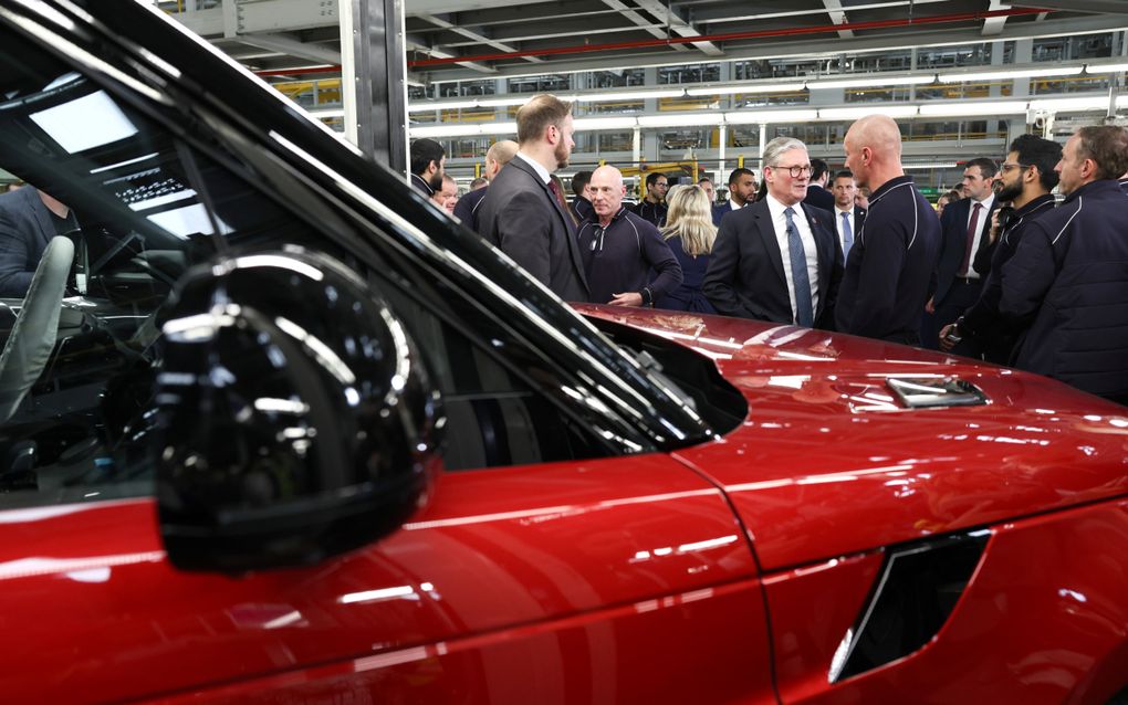 De Britse premier Keir Starmer (midden, met bril) sprak donderdag met personeel van de grootste autfabriek van het VK, van Jaguar Land Rover in Solihull in de West Midlands. Daar maakte hij ook de overeenkomst met de VS bekend. beeld EPA, Darren Staples
