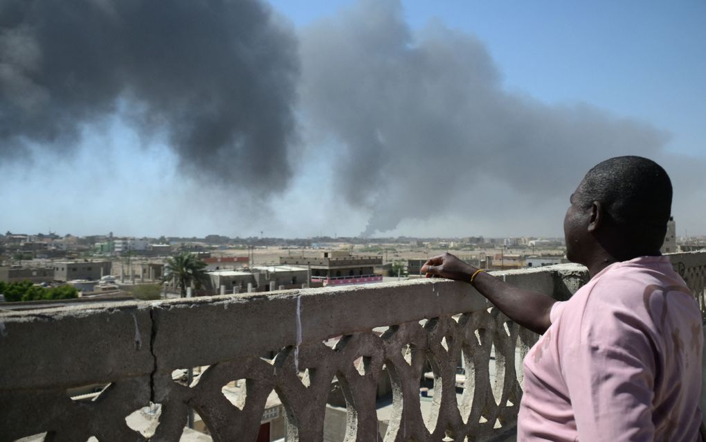 Rookwolken stijgen op boven de Sudanese havenstad Port Sudan na een droneaanval door de rebellen. beeld AFP