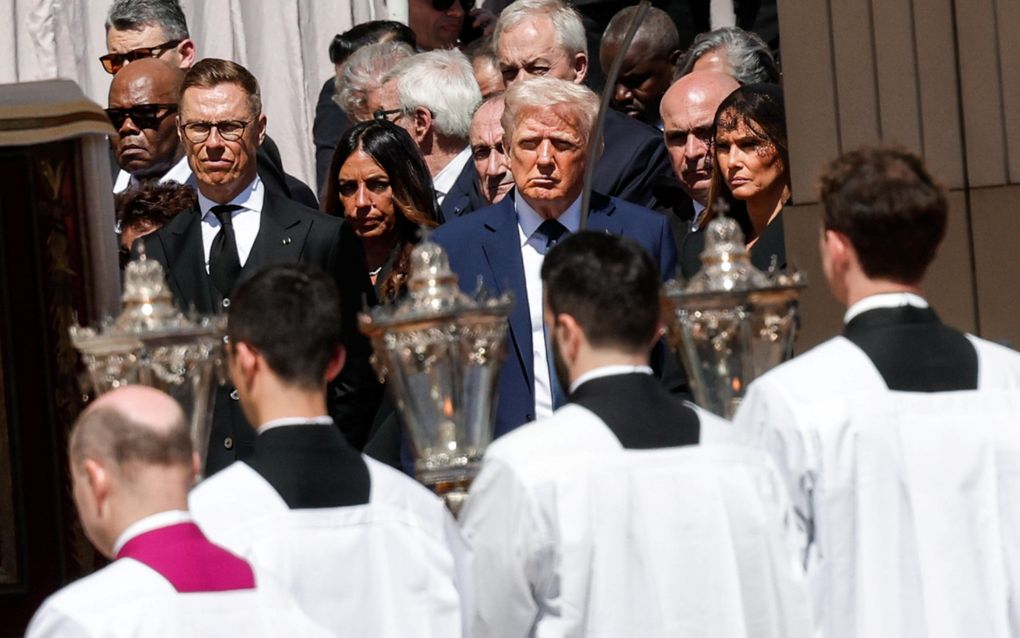 Trump tijdens de begrafenis van paus Franciscus, eind vorige maand. beeld EPA, Giuseppe Lami