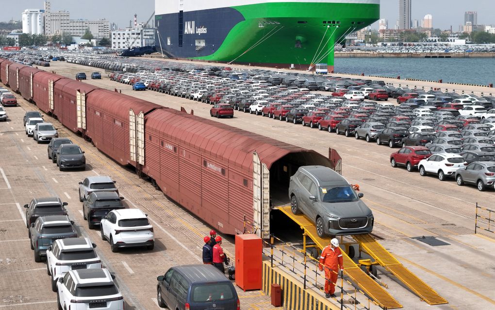 Nieuwe auto’s rijden in de Chinese havenstad Yantai van de trein in een autoschip. Vanwege Europese invoerheffingen op volledig elektrische auto’s verleggen Chinese fabrikanten de focus naar plug-inhybrides. beeld AFP