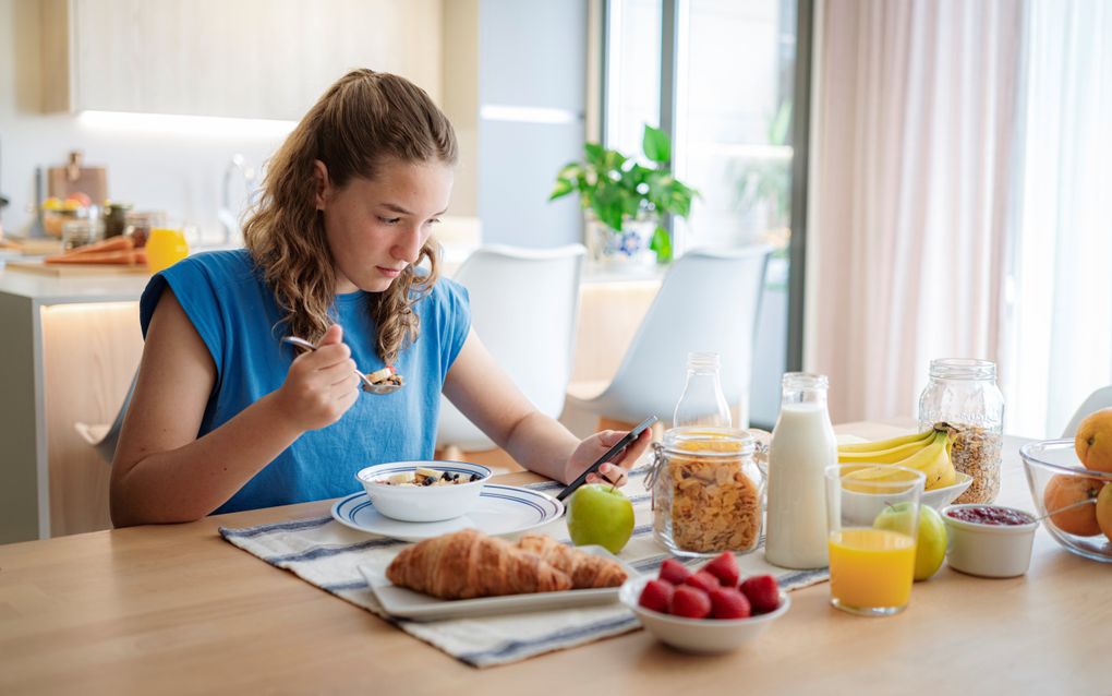 „Jongeren zitten gemiddeld ruim zes uur per dag aan hun telefoon.” beeld gettyimages